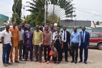 Photo de famille à la mairie de Sèmè-Kpodji