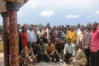 Photo de famille de tous les participants en présence du Préfet