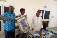 Remise de cadeau au Président sortant