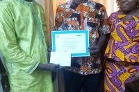 Remise du prix par le Sécrétaire Exécutif du PNE-Bénin