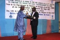 Remise de prix au lauréat du 1er prix télévision par le Ministre de (…)