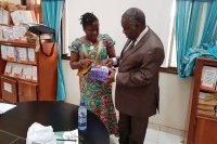 Remise de cadeau au Président sortant