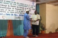 Remise de prix au lauréat du 3e prix de la presse écrite par le Représentant (…)
