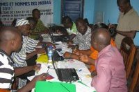 Vue 1 des journalistes en travaux de groupe