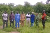 Photo de famille avec l'équipe communale sur le site