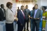 Remise de cadeau symbolique du PNE-Bénin au Ministre en charge de l'eau