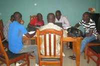 Vue 2 des journalistes en travaux de groupe