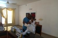 Accolade entre le nouveau et l'ancien Président du PNE-Bénin