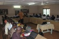 Vue d'ensemble des participants en salle à Abomey
