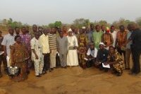 Photo de famille des participants après la visite de terrain
