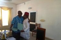 Accolade entre le nouveau et l'ancien Président du PNE-Bénin