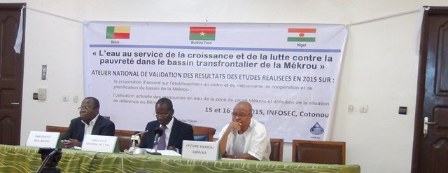 Officiels à la cérémonie d'ouverture de l'atelier