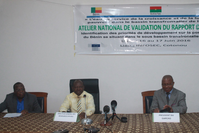Officiels à l'ouverture de l'atelier de validation