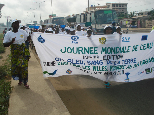 Les femmes marchent pour la cause de l'eau 