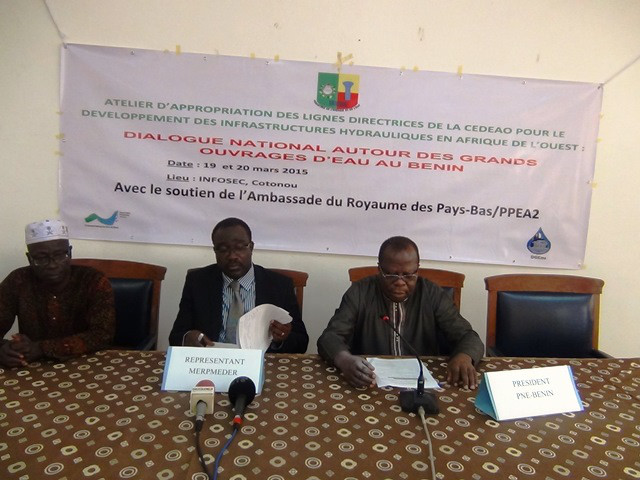 Officiels à l'ouverture de l'atelier